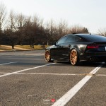Черный Audi RS7 на золотых тюнинг-колесах Vossen