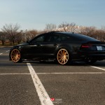 Черный Audi RS7 на золотых тюнинг-колесах Vossen